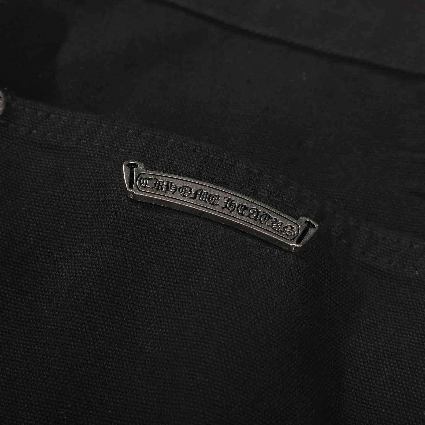 P280 Chrome Hearts/Chrome Hearts 25FW CH Workwear Logging Big Cross Leather Limited Edition Jeans (Black) Chrome Hearts are the most popular pants in color. Made of beaded canvas fabric, heavy washing makes the upper body of the fabric more textured and the pants are tall and straight! The three-dimensional cutting of the whole trousers is a masterpiece! The hardware is customized by zp. The beaded canvas fabric is thick and soft after being washed. It has good breathability. Customized small leather label. Unique design. The details are simple and elegant, and the workmanship is exquisite. The whole trousers are neatly routed and the details are in place! It’s so cool that both men and women can easily control the genderless trend!  Color: black Size: 28/30/32/34/36 Waist: 69/74/79/84/89 Knee: 50/51.5/53/54.5/56 Pants length: 102/104/106/108/110